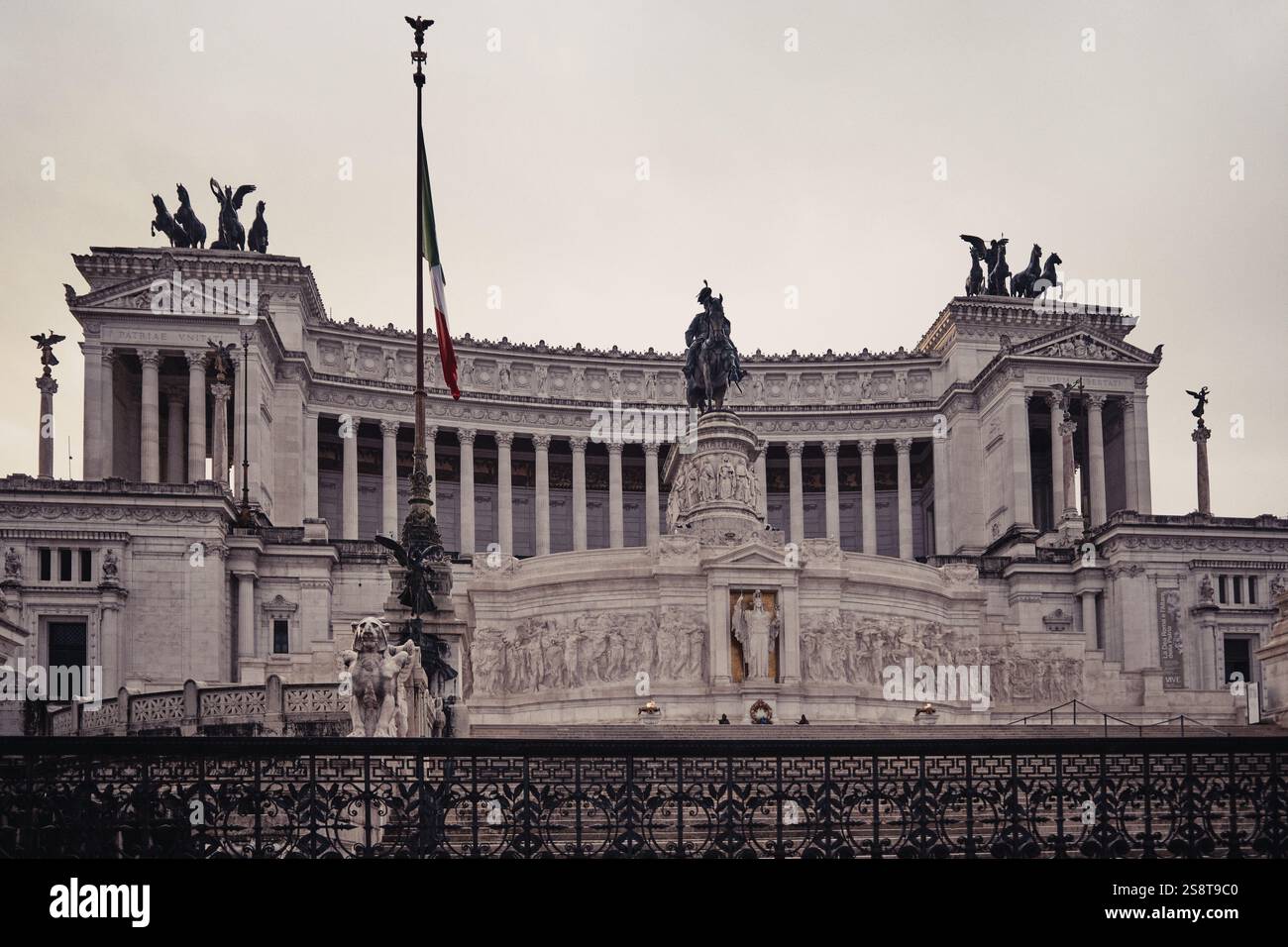 Altare della Patria (Altar des Vaterlandes) in Rom, Italien. Majestätisches neoklassizistisches Monument mit Skulpturen und Säulen. Kodachrome 64-Look-Film Stockfoto
