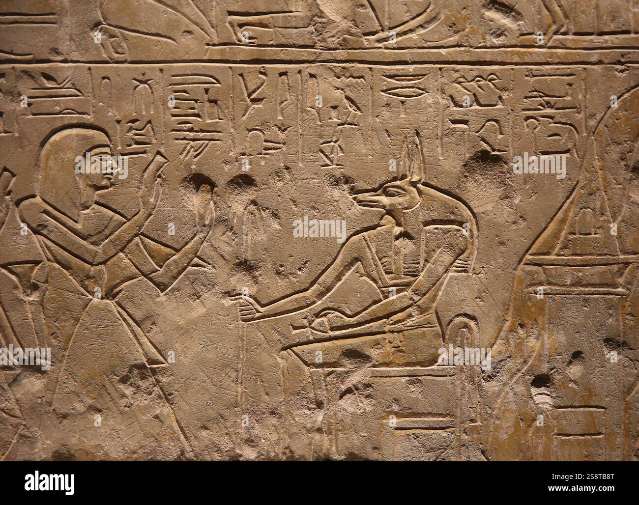 Entlastung. Grab von Pashed. Kalkstein. Neues Königreich. 19. Dynastie. 1292-1190 V. CHR. Dier el-Medina. Ritual zum Öffnen des Mundes. Anubis. Museum von Turin. Stockfoto