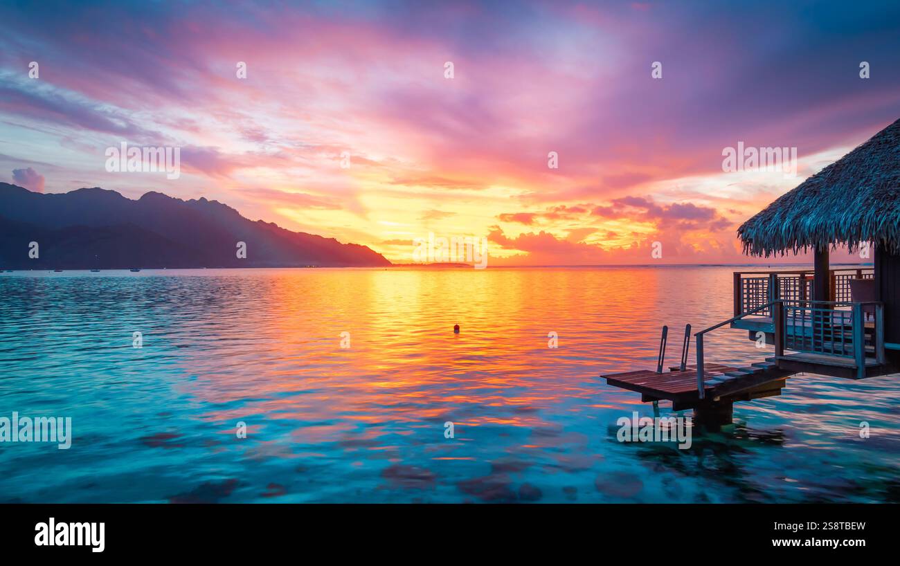 Farbenfroher Himmel in der Abenddämmerung, Moorea Island, Französisch-Polynesien. Stockfoto Farbenfroher Himmel in der Abenddämmerung, Moorea Island, Französisch-Polynesien. Stockfoto