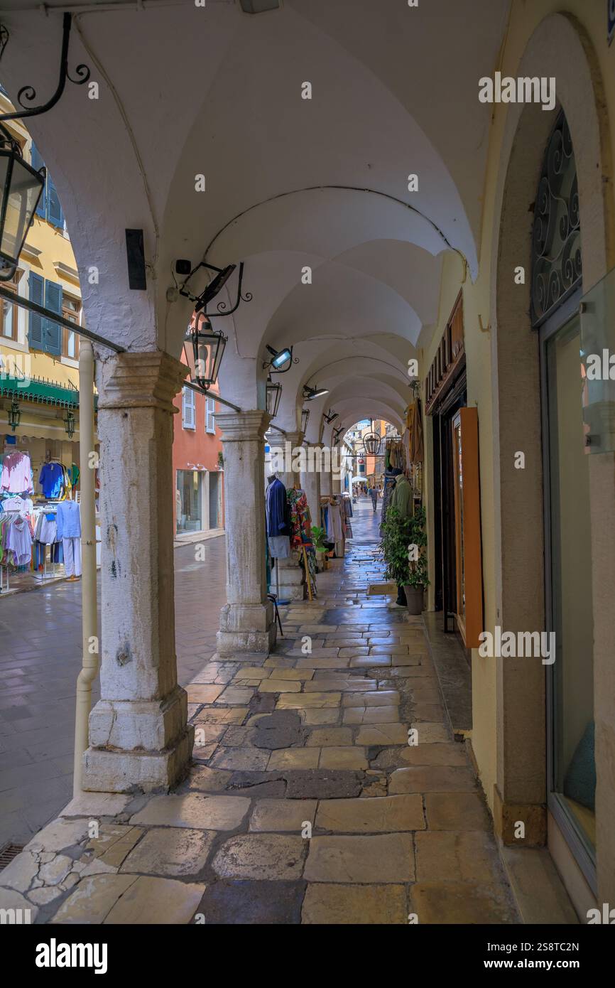 Kerkyra, Hauptstadt der Insel Korfu in Griechenland: Ein Blick auf das historische Viertel. Stockfoto