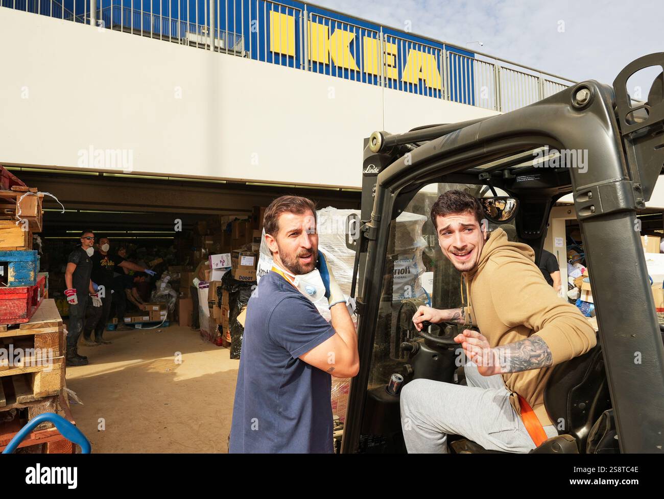 Mitarbeiter des in IKEA Alfafar eingerichteten Notfalllagers, um humanitäre Hilfe und Unterstützung für die betroffenen Gebiete der DANA zu leisten. Stockfoto