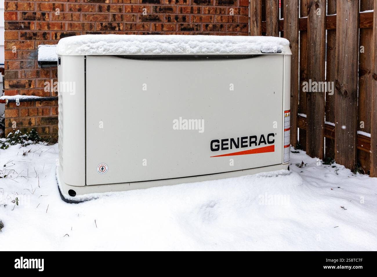 Das ganze Haus Generac Generator im Schnee Stockfoto