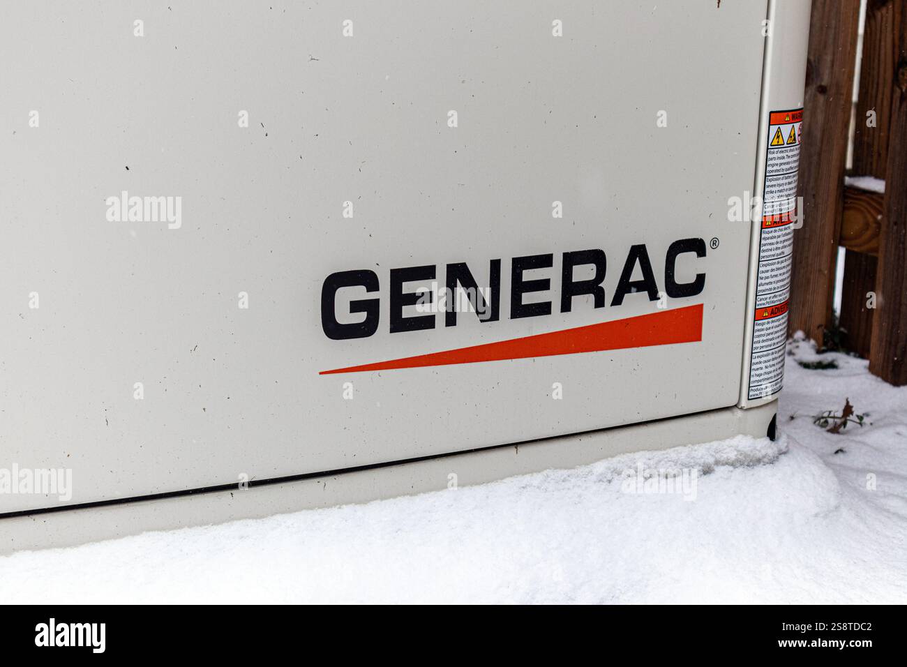 Das ganze Haus Generac Generator im Schnee Stockfoto