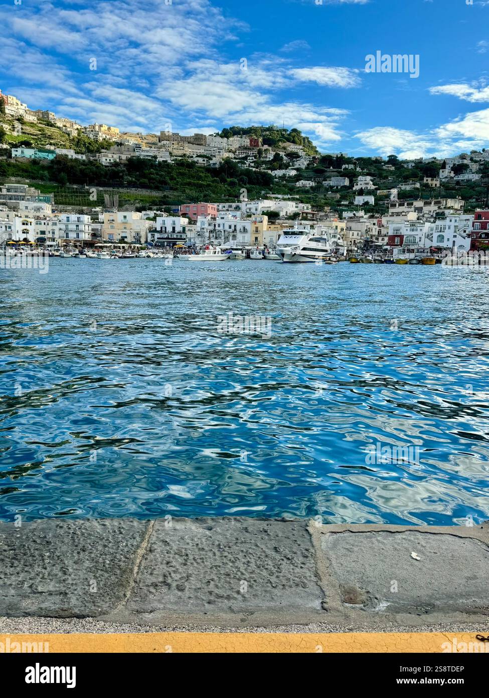 Gruppe von Booten am Hafen von Capri - Smartphone-aufgenommenes Stockfoto