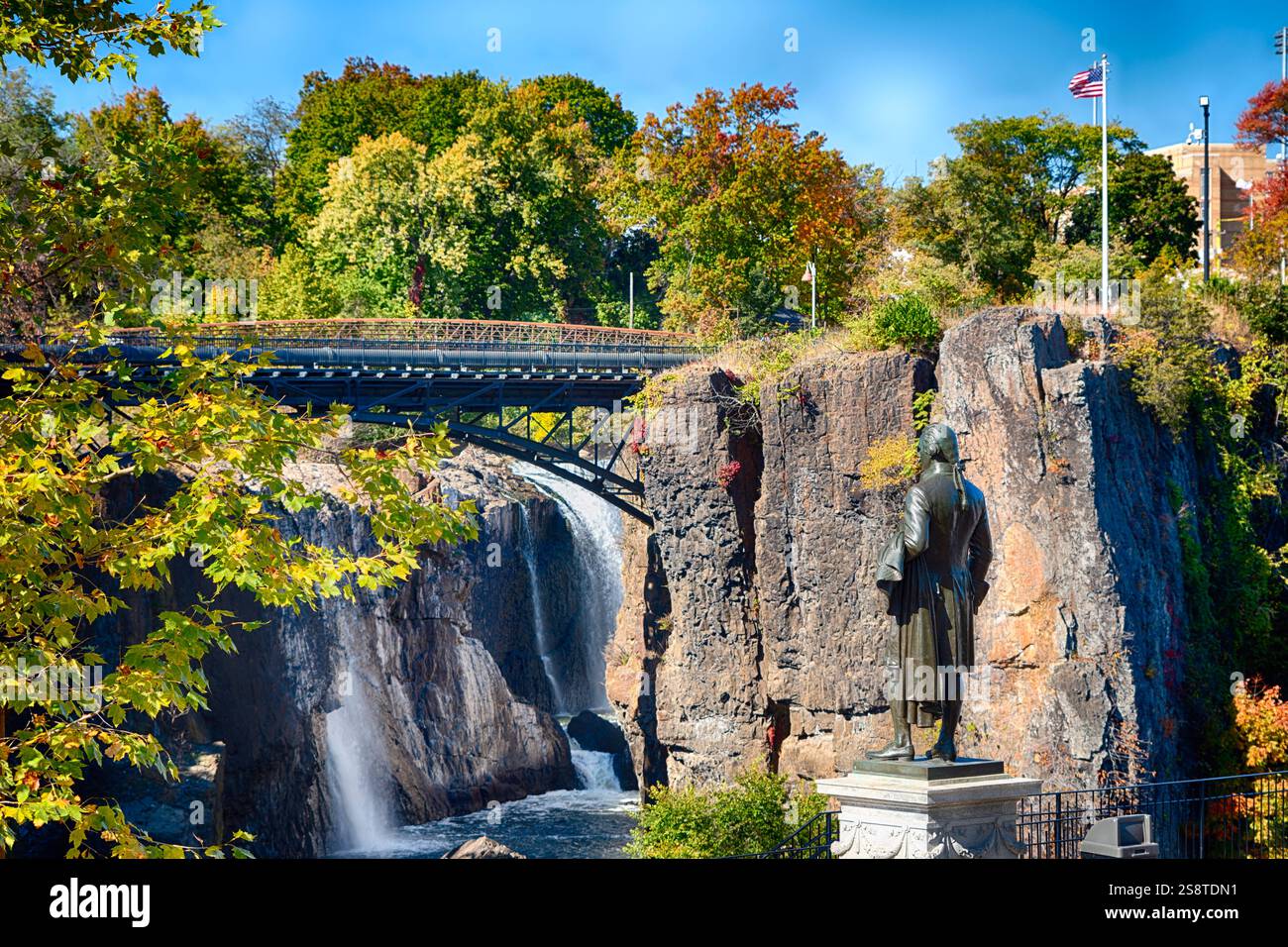 Statue von Alexander Hamilton, von Franklin Simmons, mit Blick auf die Great Falls des Passaic River, Paterson, New Jersey, USA Stockfoto