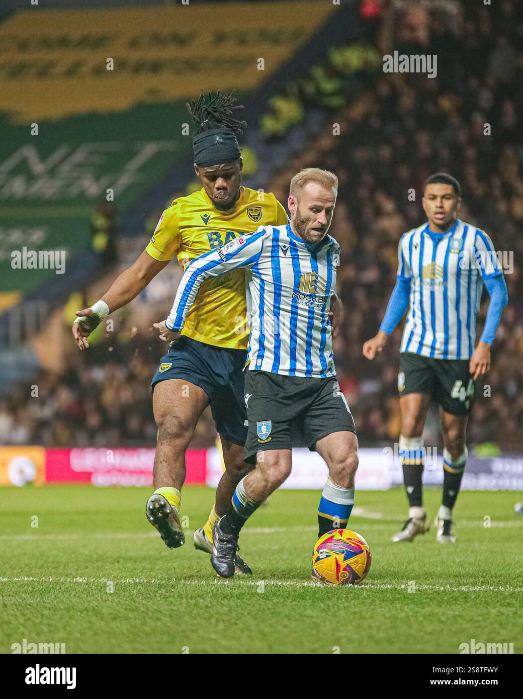Barry Bannan und Peter Kioso in Oxford United gegen Sheffield Wednesday in der EFL Championship Stockfoto