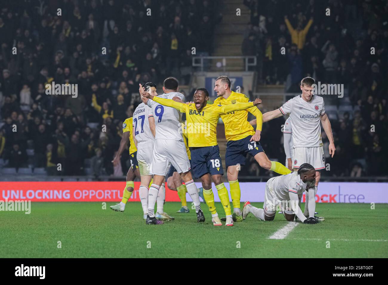 Alex Matos von Oxford United feiert in der EFL Championship Goal vs Luton Town Stockfoto