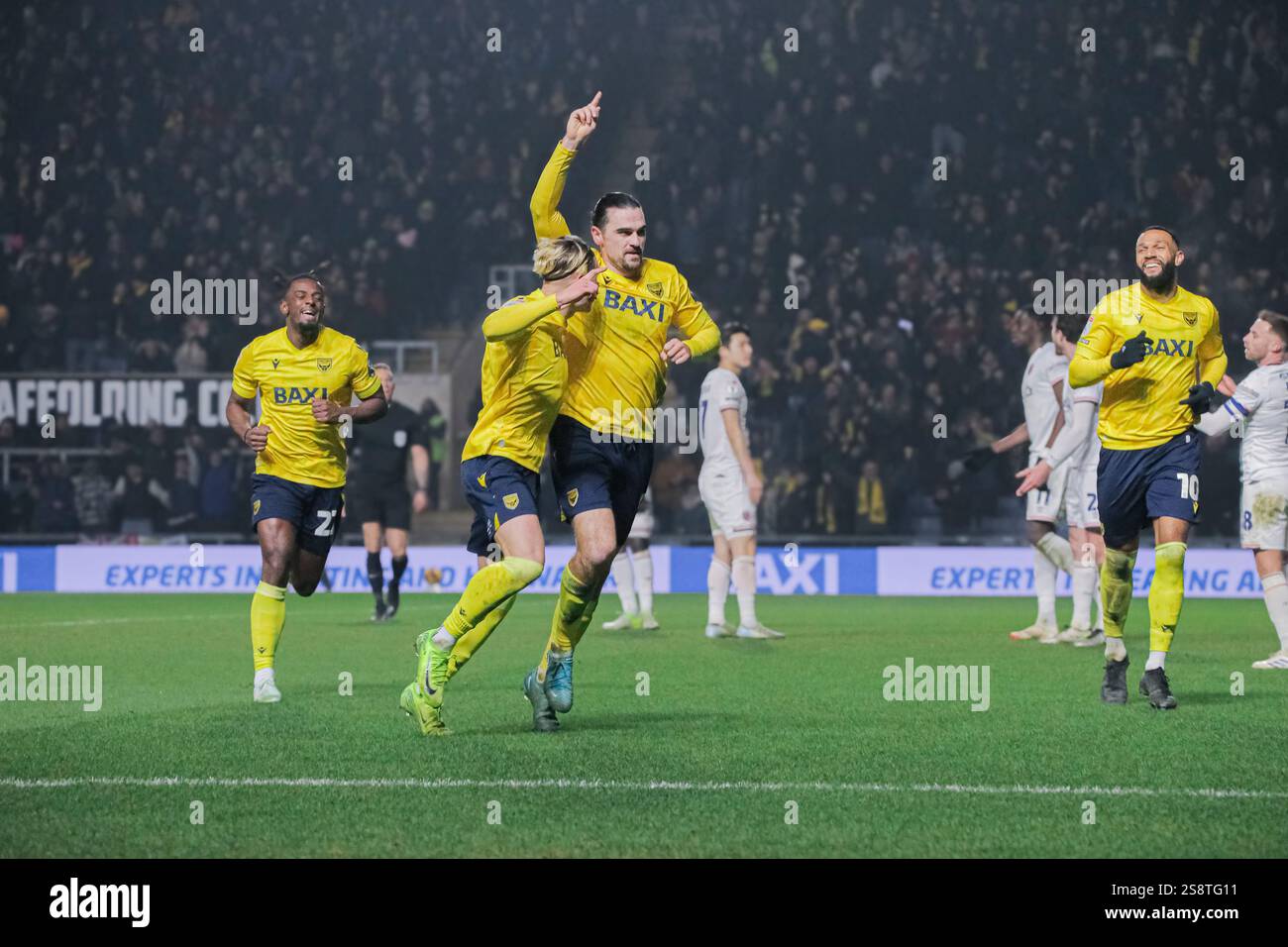 Ciaron Brown aus Oxford United feiert in der EFL Championship Goal vs Luton Town Stockfoto