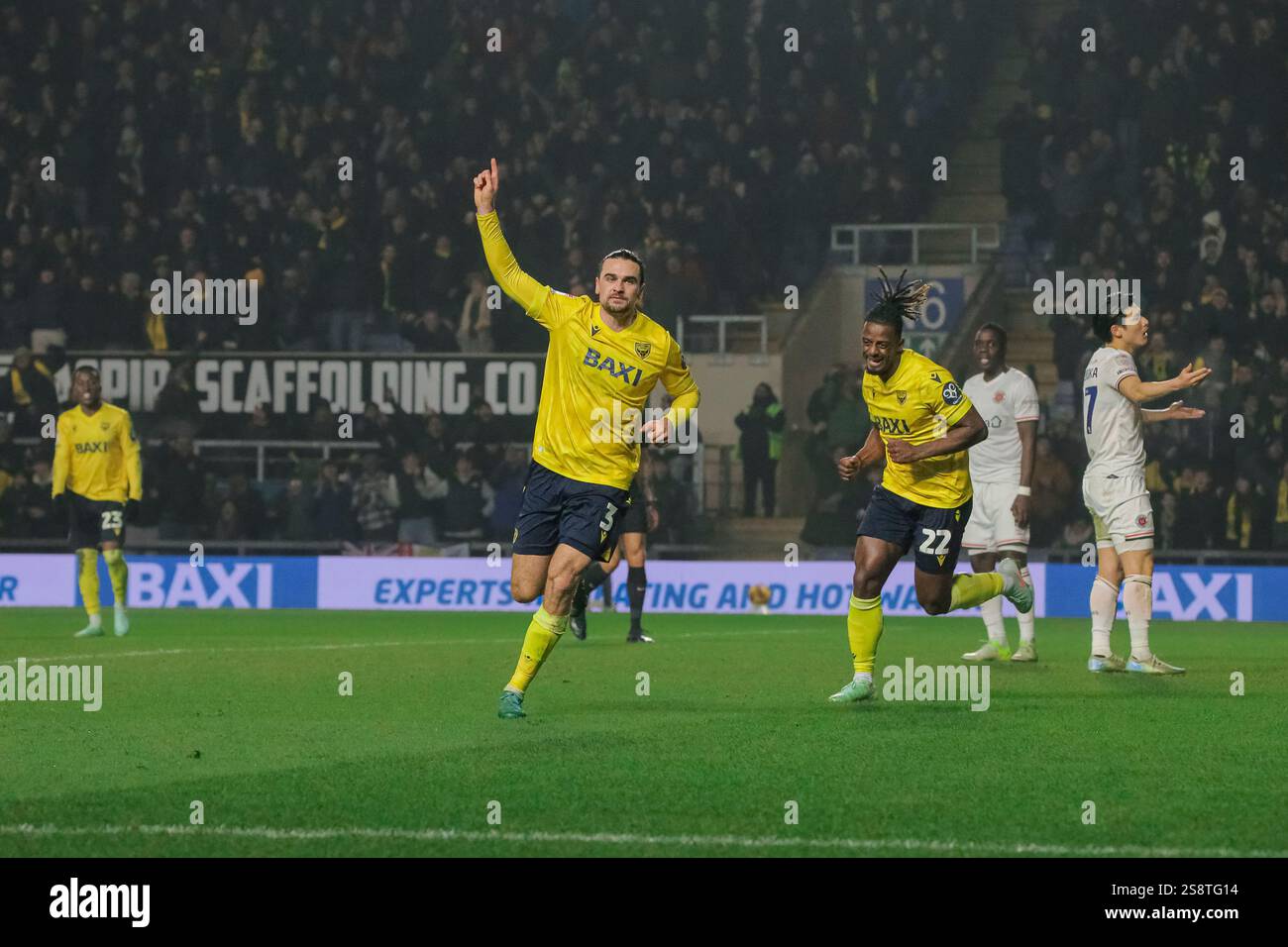 Ciaron Brown aus Oxford United feiert in der EFL Championship Goal vs Luton Town Stockfoto