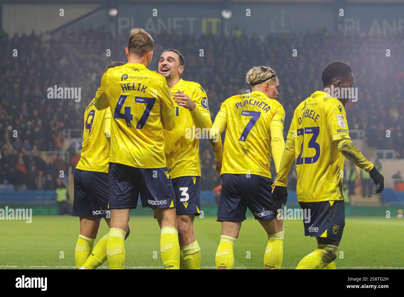 Michal Helik und Ciaron Brown von Oxford United feiern in der EFL Championship ein Tor gegen Luton Town Stockfoto