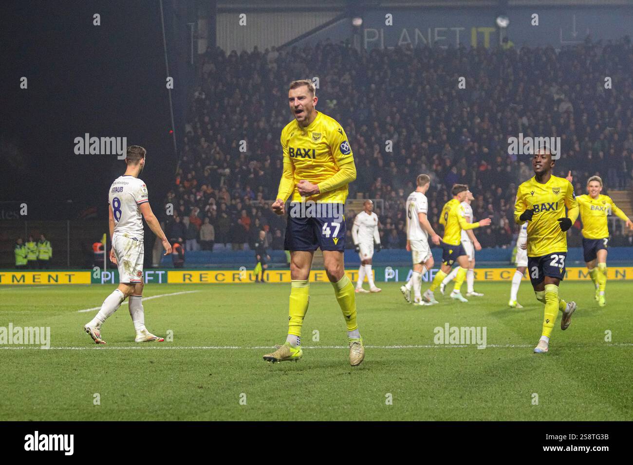 Michal Helik von Oxford United feiert das Tor gegen Luton Town in der EFL Championship Stockfoto