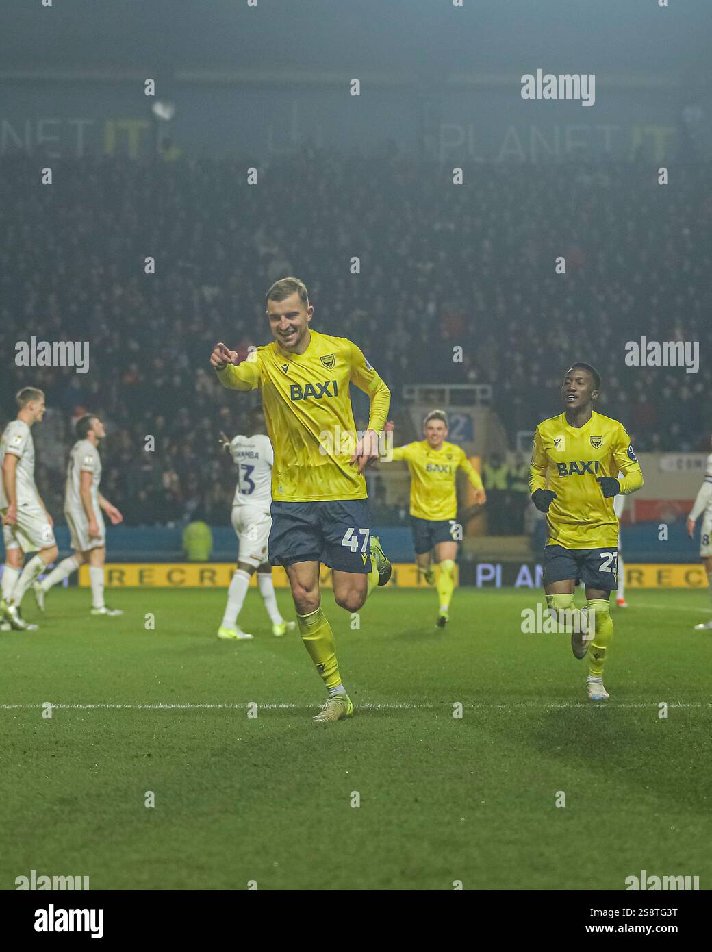 Michal Helik von Oxford United feiert in der EFL Championship Goal vs Luton Town Stockfoto