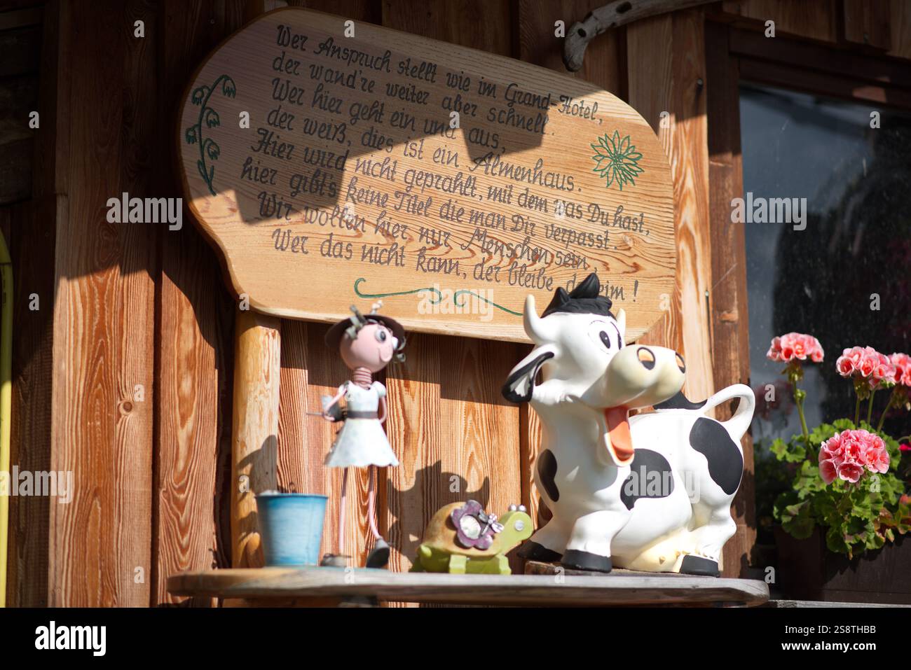 Spruch bei Almhuette Stockfoto