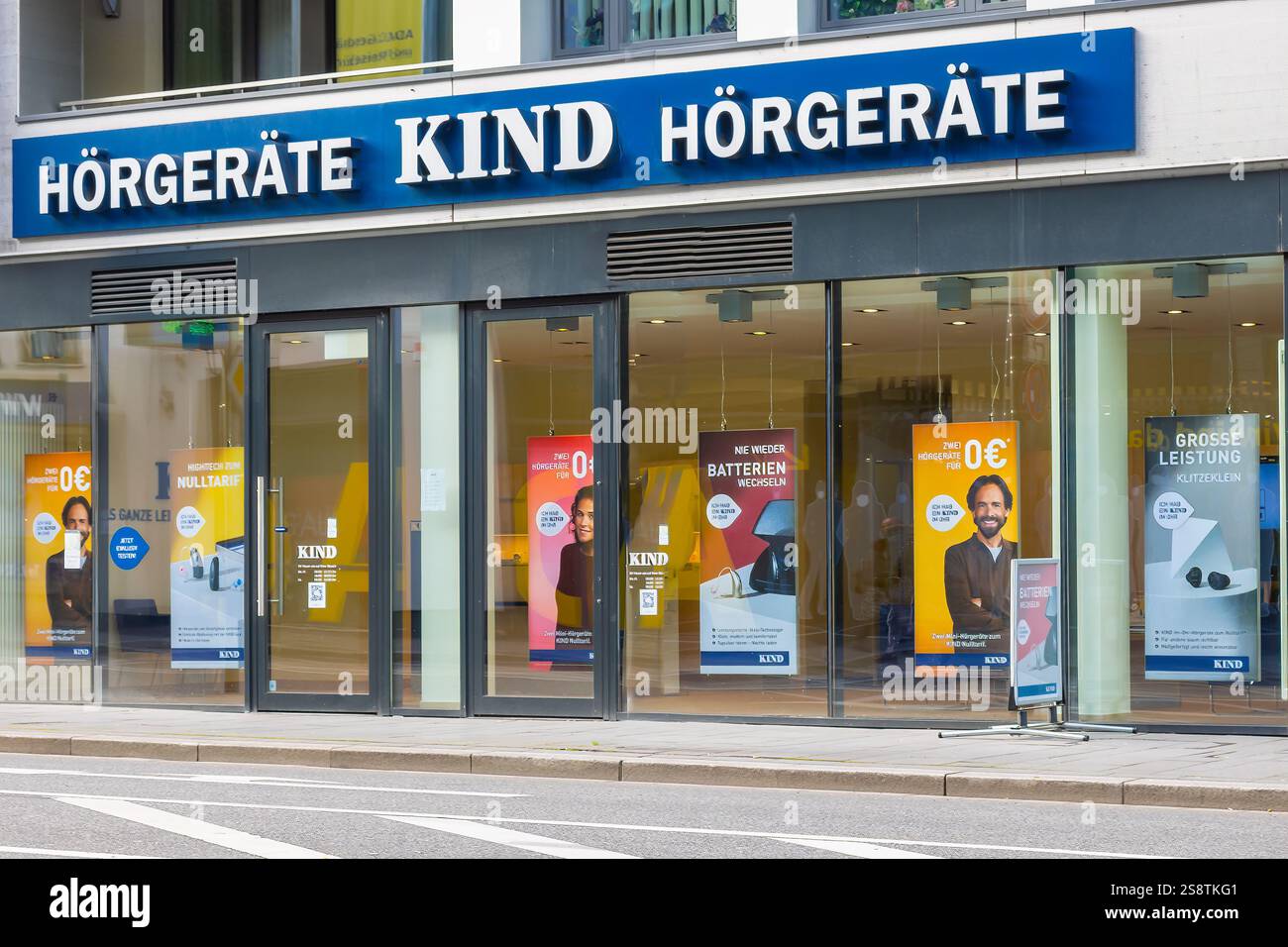 Koblenz, Deutschland - 13. Januar 2022: Schaufenster und Vorderseite des örtlichen KINDERLADENS. KIND ist ein deutscher Händler für Hörgeräte Stockfoto