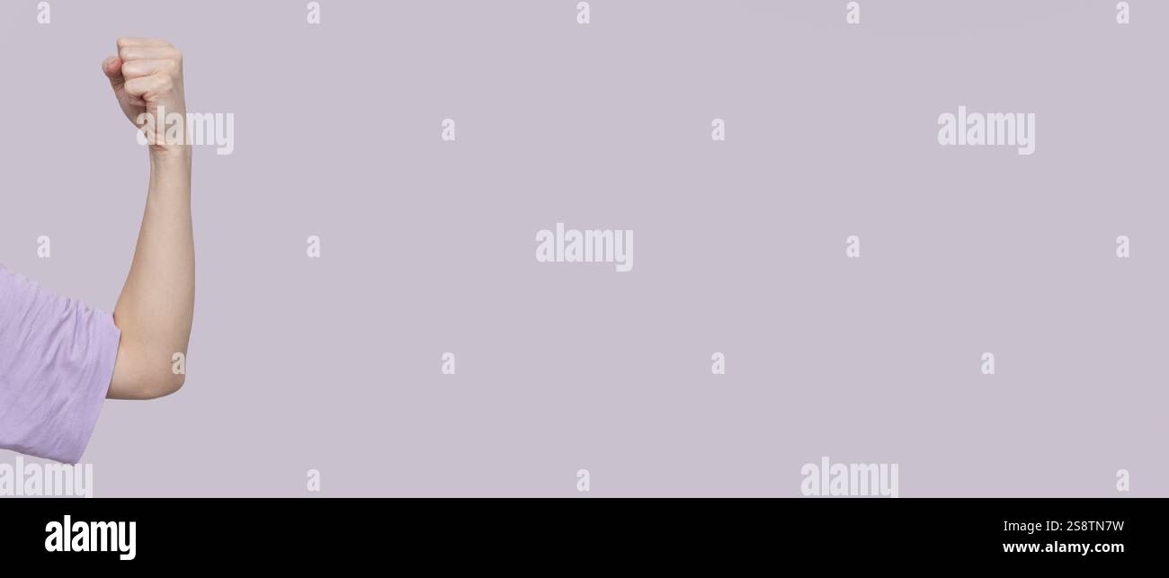 Damenhand. Stark, Kraft, Stärke demonstrieren. Banner IWD2025 beschleunigt die Aktion. AccelerateAction. Internationaler Frauentag. Tag am 8. märz Stockfoto