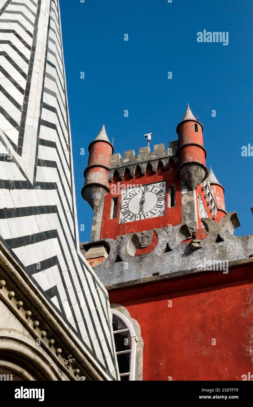Sintra, Portugal. Pena Palace. Die Burg und das Kloster wurden Ende der 1400er Jahre erbaut, der Palast wurde 1854 fertiggestellt. Zum UNESCO-Weltkulturerbe ernannt. Stockfoto