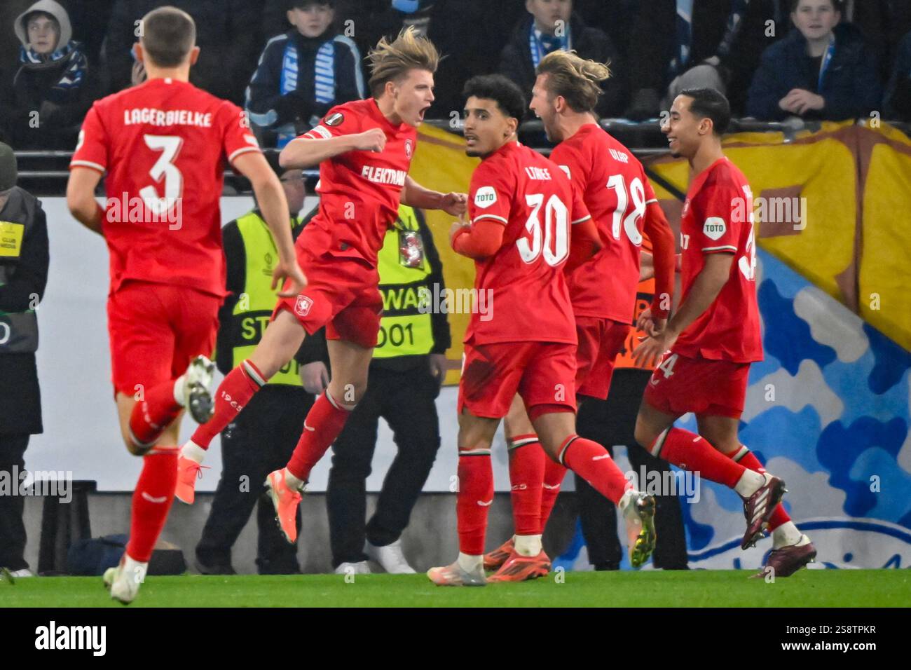MALMÖ, SCHWEDEN 20250123Twentes SEM Steijn (zweiter links) feiert mit seinen Teamkollegen, nachdem er beim Fußballspiel der UEFA Europa League am Donnerstag zwischen Malmö FF und dem FC Twente im Eleda-Stadion in Malmö, Schweden, am 23. Januar 2025 ein Elfentor von 1-0 erzielt hat. Foto: Johan Nilsson/TT/Code 50090 Credit: TT News Agency/Alamy Live News Stockfoto