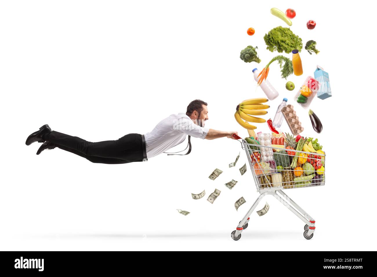 Mann fliegt und hält einen Einkaufswagen mit fallendem Essen und Geld isoliert auf weißem Hintergrund Stockfoto