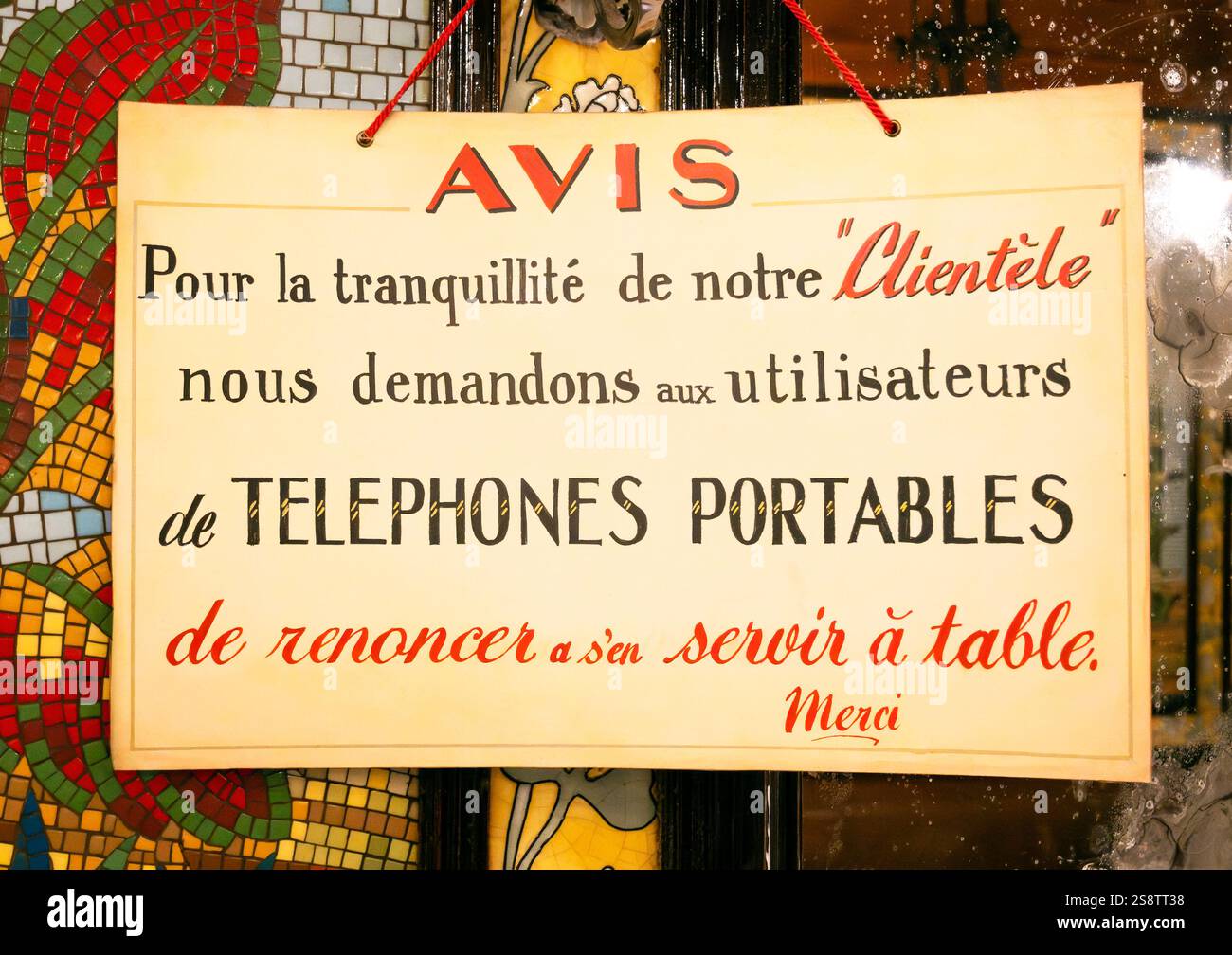 Verwenden Sie keine Handys am Tisch im Restaurant in Frankreich Stockfoto