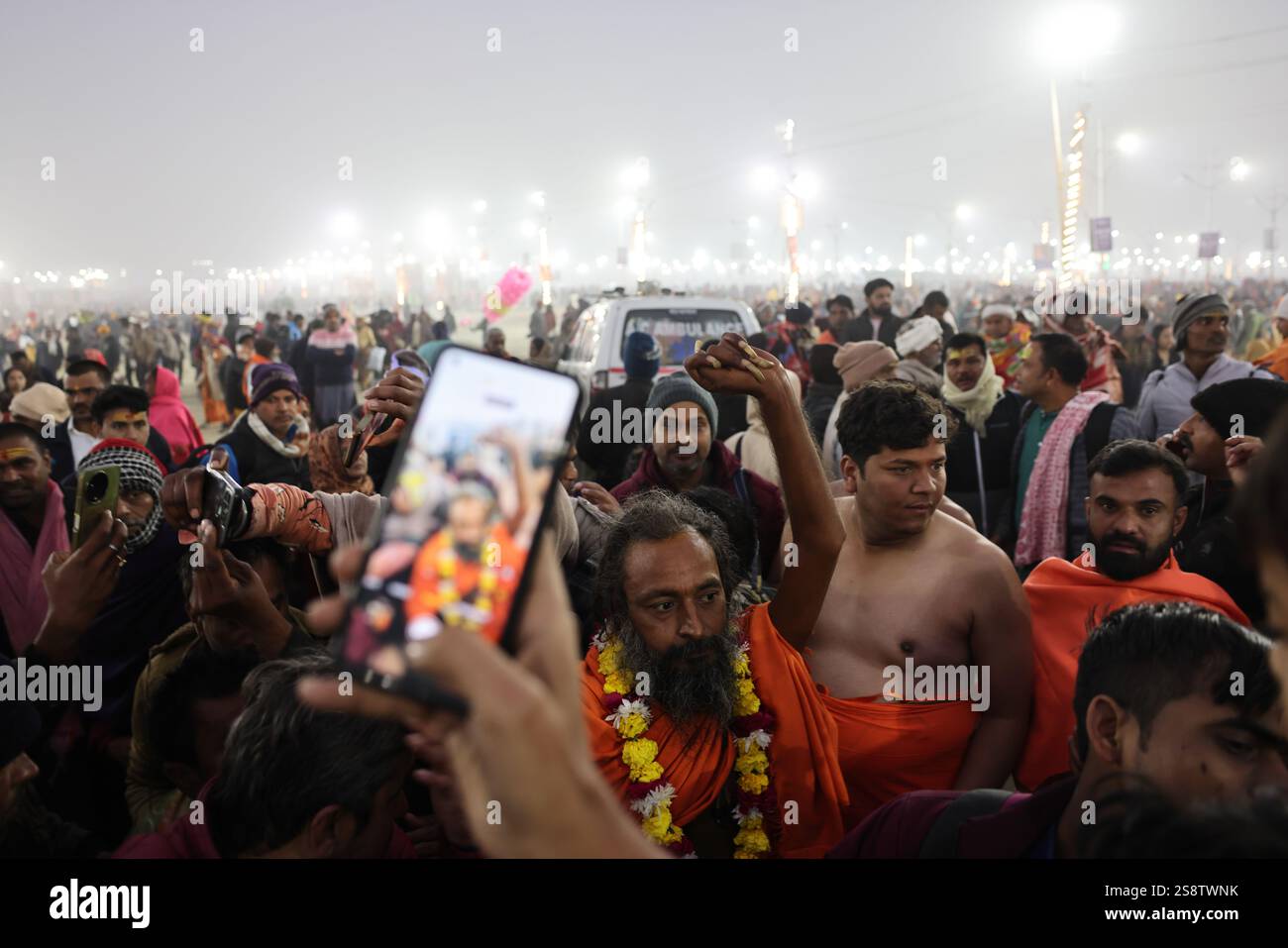 Sadhus auf dem Shahi Snan, Maha Kumbh Mela, Prayagraj, Uttar Pradesh, Indien. Stockfoto