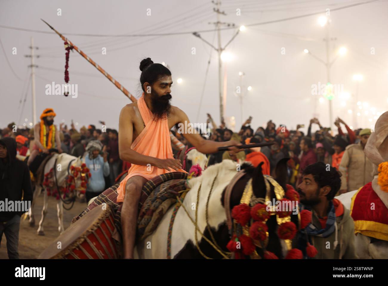 Naga Sadhus, Shahi Snan Parade (königliches Bad), Maha Kumbh Mela Festival, Prayagraj, Uttar Pradesh, Indien. Stockfoto