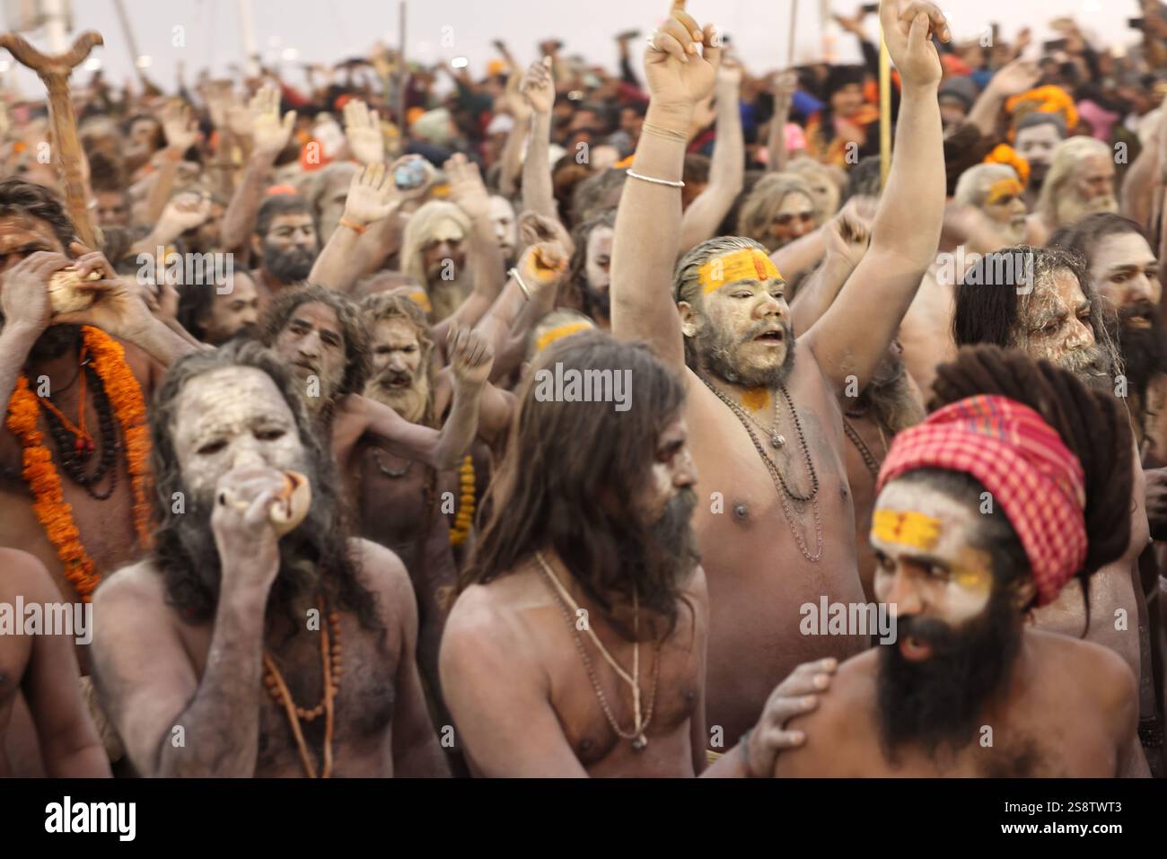 Naga Sadhus, Shahi Snan Parade (königliches Bad), Maha Kumbh Mela Festival, Prayagraj, Uttar Pradesh, Indien. Stockfoto