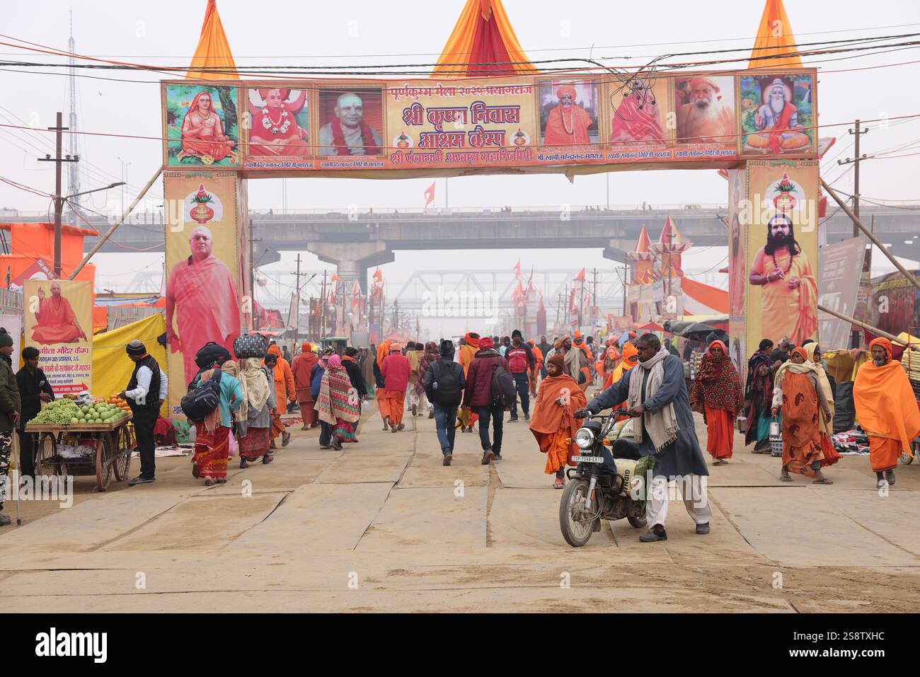 Straßenszene, Maha Kumbh Mela, Prayagraj, Uttar Pradesh, Indien. Das Hindu-Festival findet alle 144 Jahre statt. Die größte Versammlung der Menschheit in der Geschichte. Stockfoto