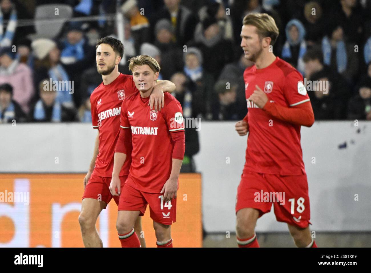 MALMÖ, SCHWEDEN 20250123die beiden Torschützen Ricky van Wolfswinkel und SEM Steijn feiern nach einem Elfmeterschuss von Ricky van Wolfswinkel 1-2 beim Fußballspiel der UEFA Europa League zwischen Malmö FF und dem FC Twente am Donnerstag im Eleda-Stadion in Malmö, Schweden, 23. Januar 2025. Foto: Johan Nilsson/TT/Code 50090 Credit: TT News Agency/Alamy Live News Stockfoto