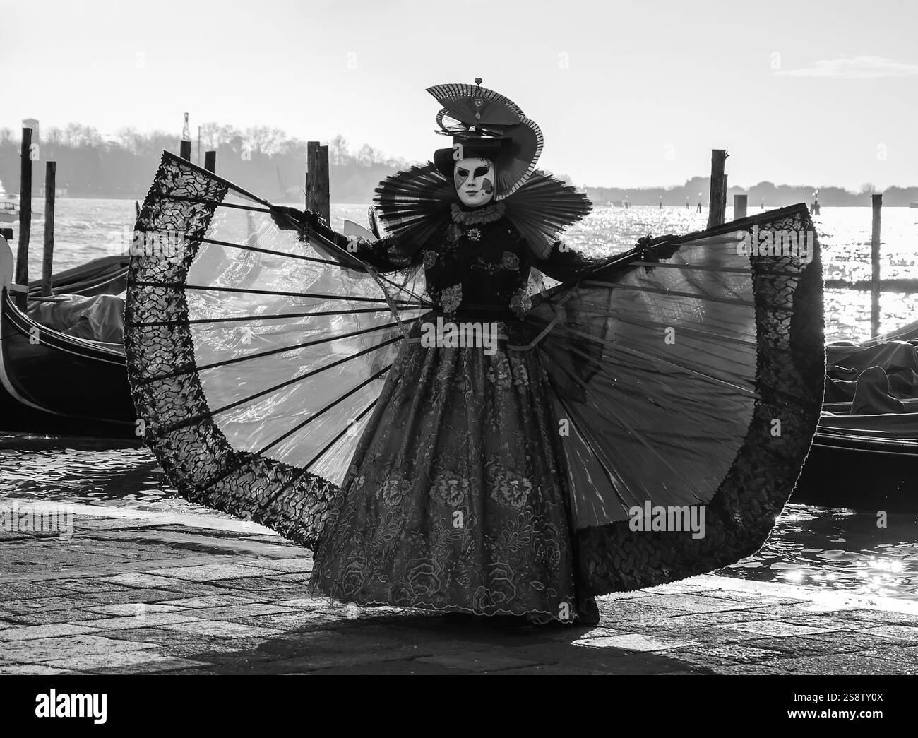 VENEDIG, ITALIEN - 16. FEBRUAR 2015: Eine Maske auf dem Markusplatz in der Nähe der Gondeln während des Karnevals. Der Karneval in Venedig ist ein jährliches Ereignis, das sich in Venedig befindet Stockfoto