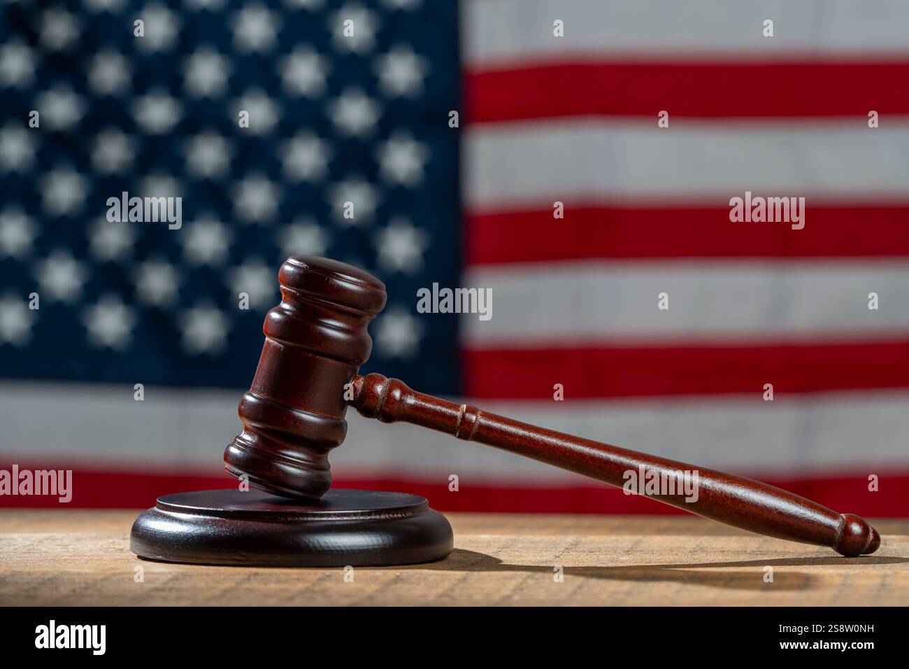 Hölzerner Hammer und Soundboard auf dem Hintergrund der amerikanischen Flagge, Nahaufnahme Stockfoto