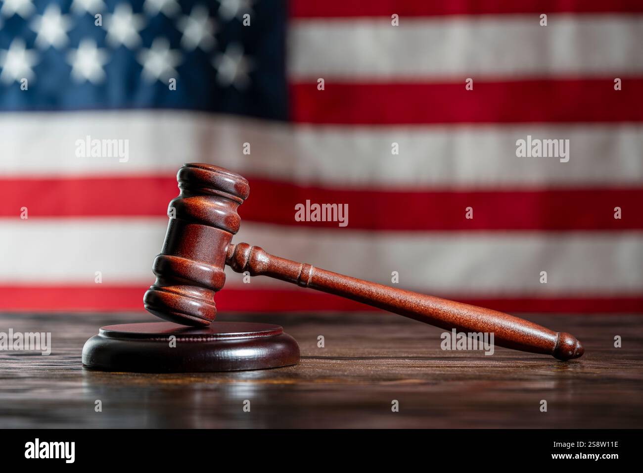 Hölzerner Hammer und Soundboard auf dem Hintergrund der amerikanischen Flagge, Nahaufnahme Stockfoto