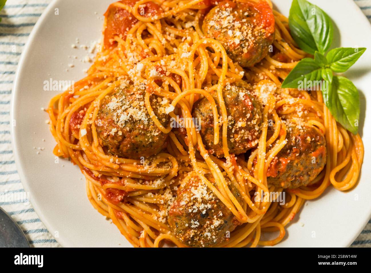 Hausgemachte italienische Spaghetti-Fleischbällchen mit Tomatensauce und Basilikum Stockfoto