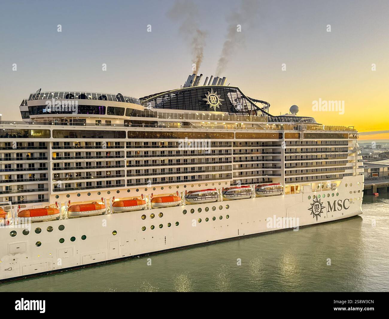 Le Havre, Frankreich, Europa - 4. Januar 2025: Das Kreuzfahrtschiff MSC Preziosa legte im Hafen von Le Havre im frühen Morgenlicht an Stockfoto