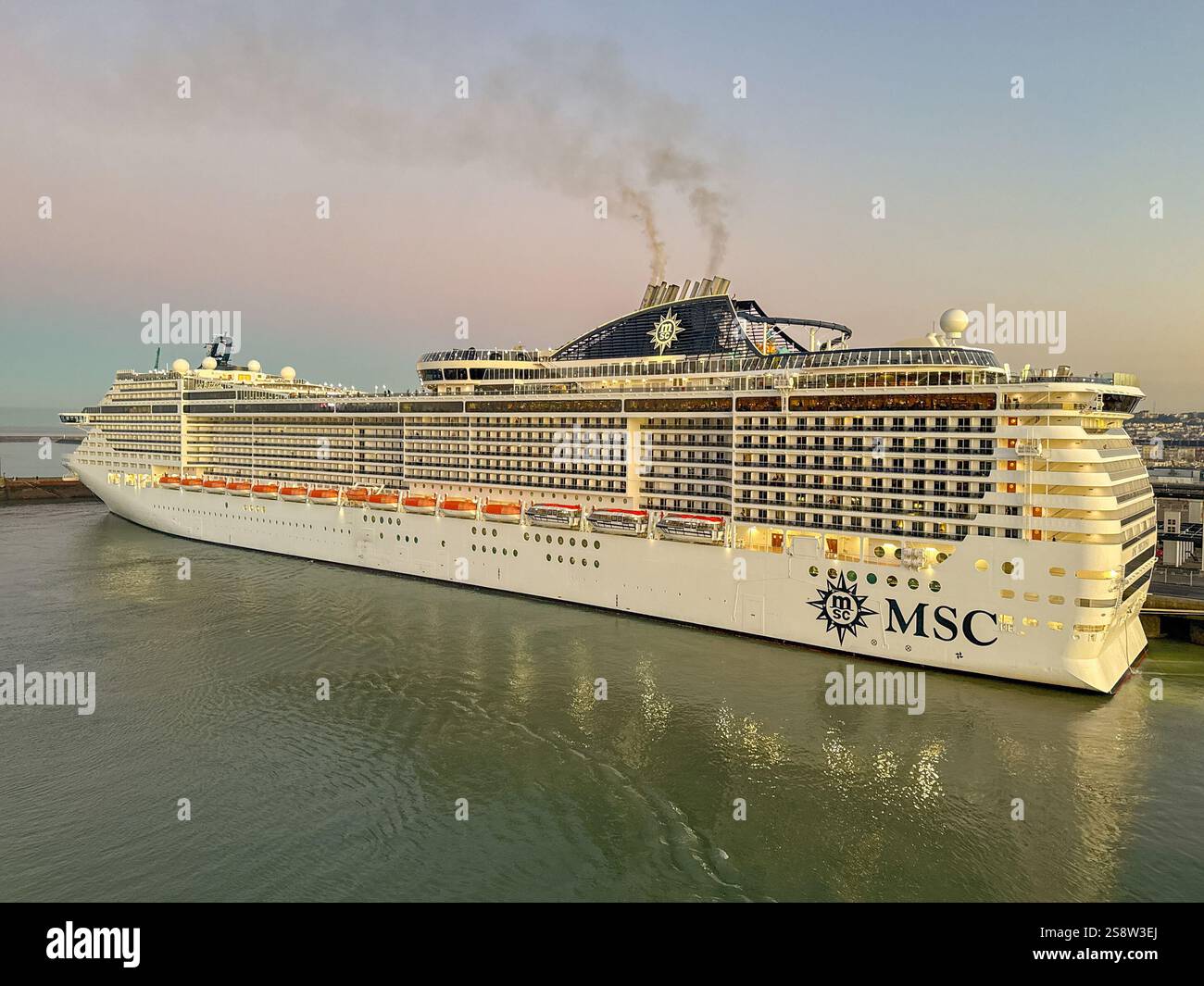 Le Havre, Frankreich, Europa - 4. Januar 2025: Das Kreuzfahrtschiff MSC Preziosa legte im Hafen von Le Havre im frühen Morgenlicht an - Smartphone-aufgenommenes Stockfoto