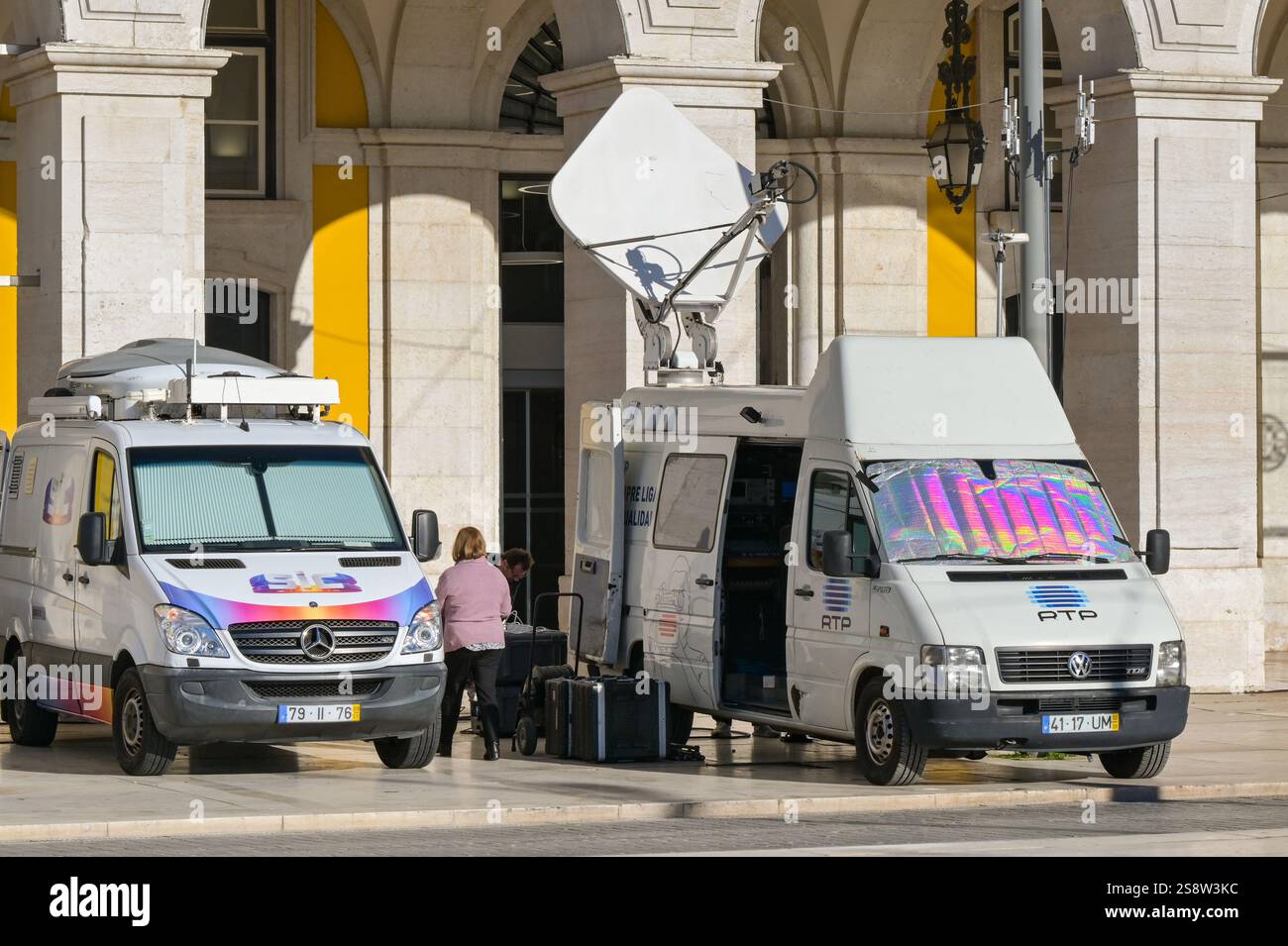 Lissabon, Portugal, Europa - 13. Januar 2025: Fernseh-Transporter des Fernsehsenders RTP parken vor dem Obersten Gerichtshof Portugals Stockfoto