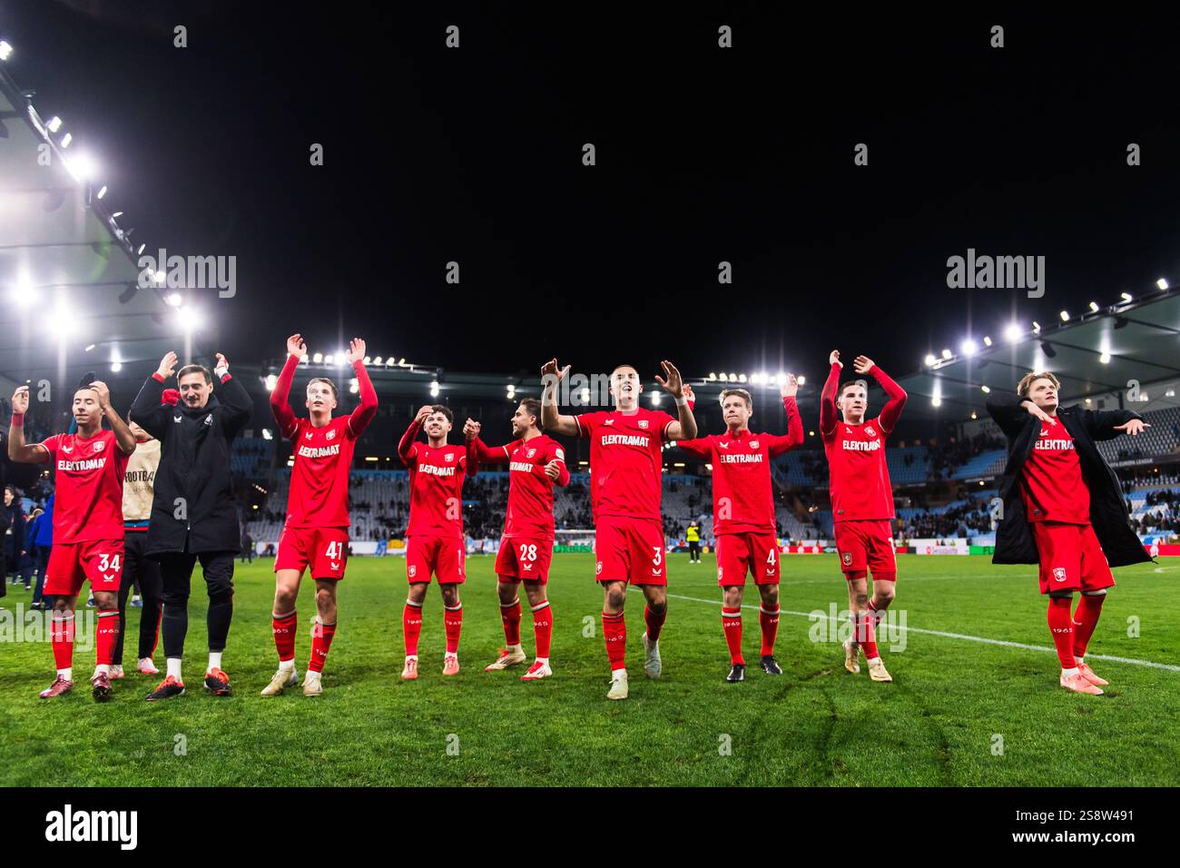 MALMÖ , 23-01-2025 , Malmö neues Stadion , Saison 2024 / 2025 , UEFA Europa League, Fußball. FC Twente Spieler Gustaf Lagerbielke feiert mit seinen Teamkollegen nach dem Spiel Malmö - FC Twente Stockfoto