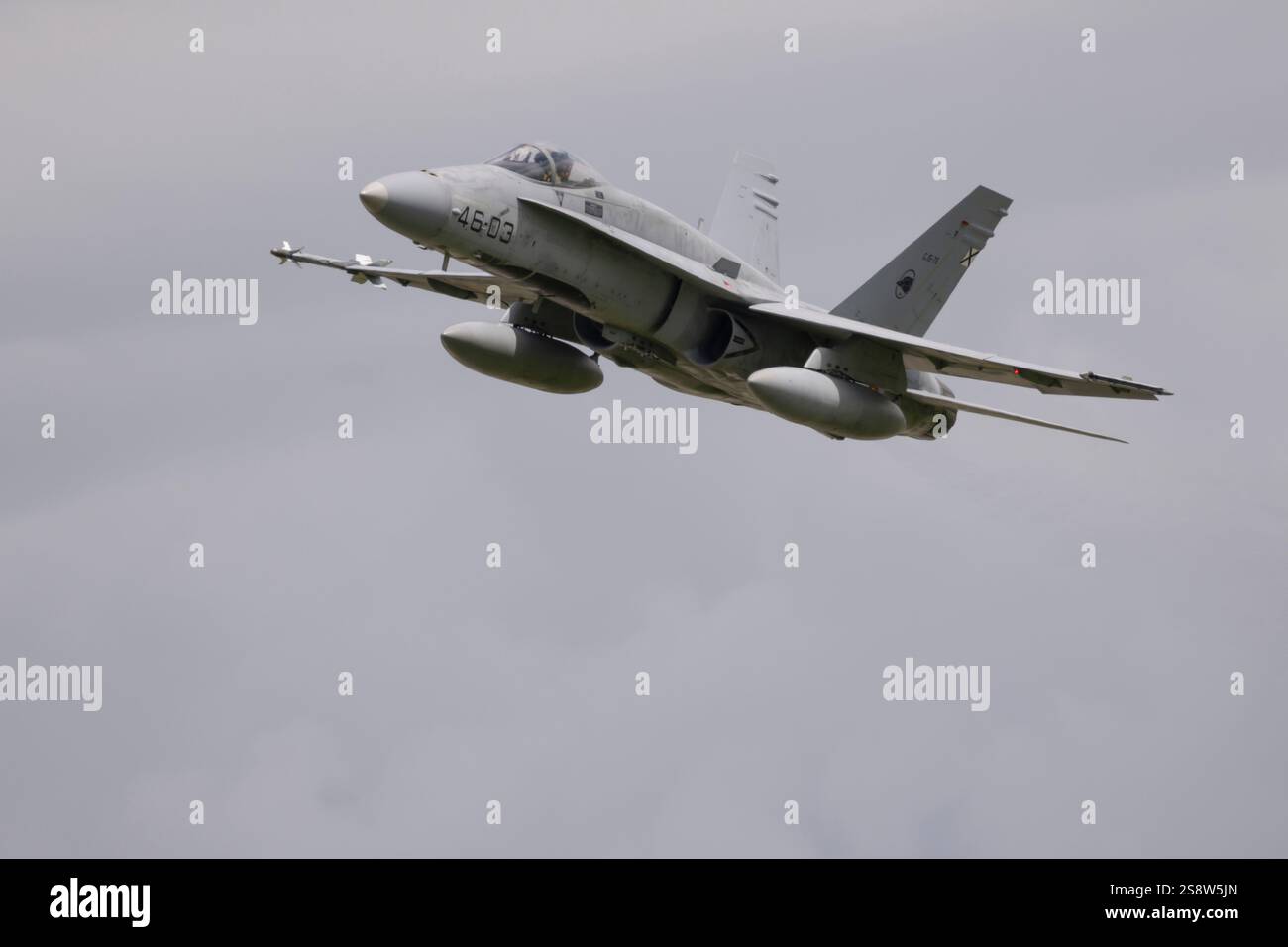 Spanischer F-18-Kampfflugzeug-Flug während der Militärübung in Griechenland Stockfoto