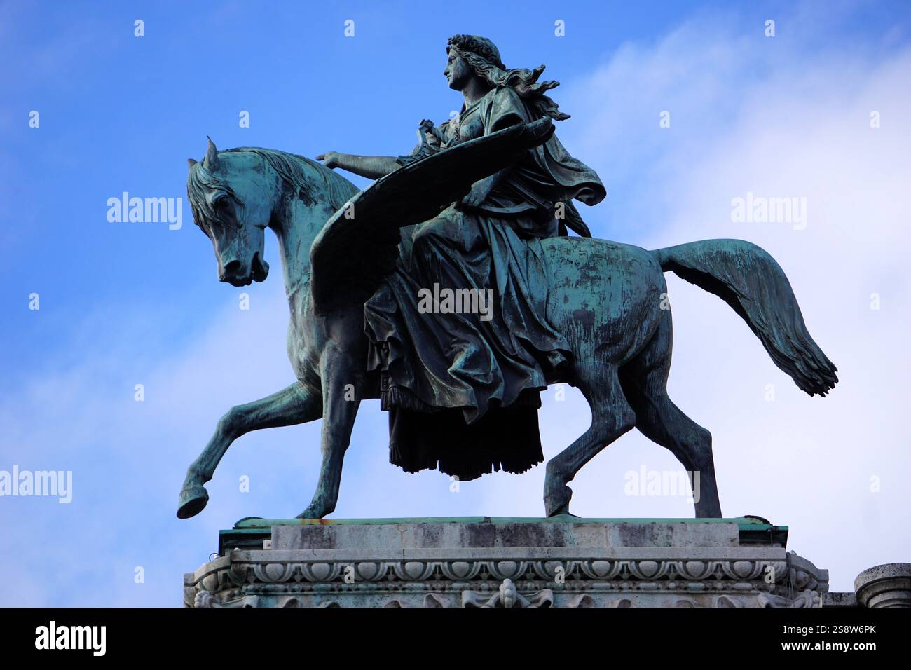 Nahaufnahme einer bronzenen Pegasus-Statue auf dem Dach der Wiener Staatsoper, der Oper von Wien, vor einem blauen Winterhimmel Stockfoto