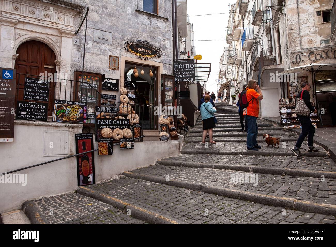 Monte Sa't Angelo, Apulien Italien – 26. September 2024: Monte Sant'Angelo, ein bezauberndes altes Pilgerziel in der Region Apulien in Italien. Stockfoto