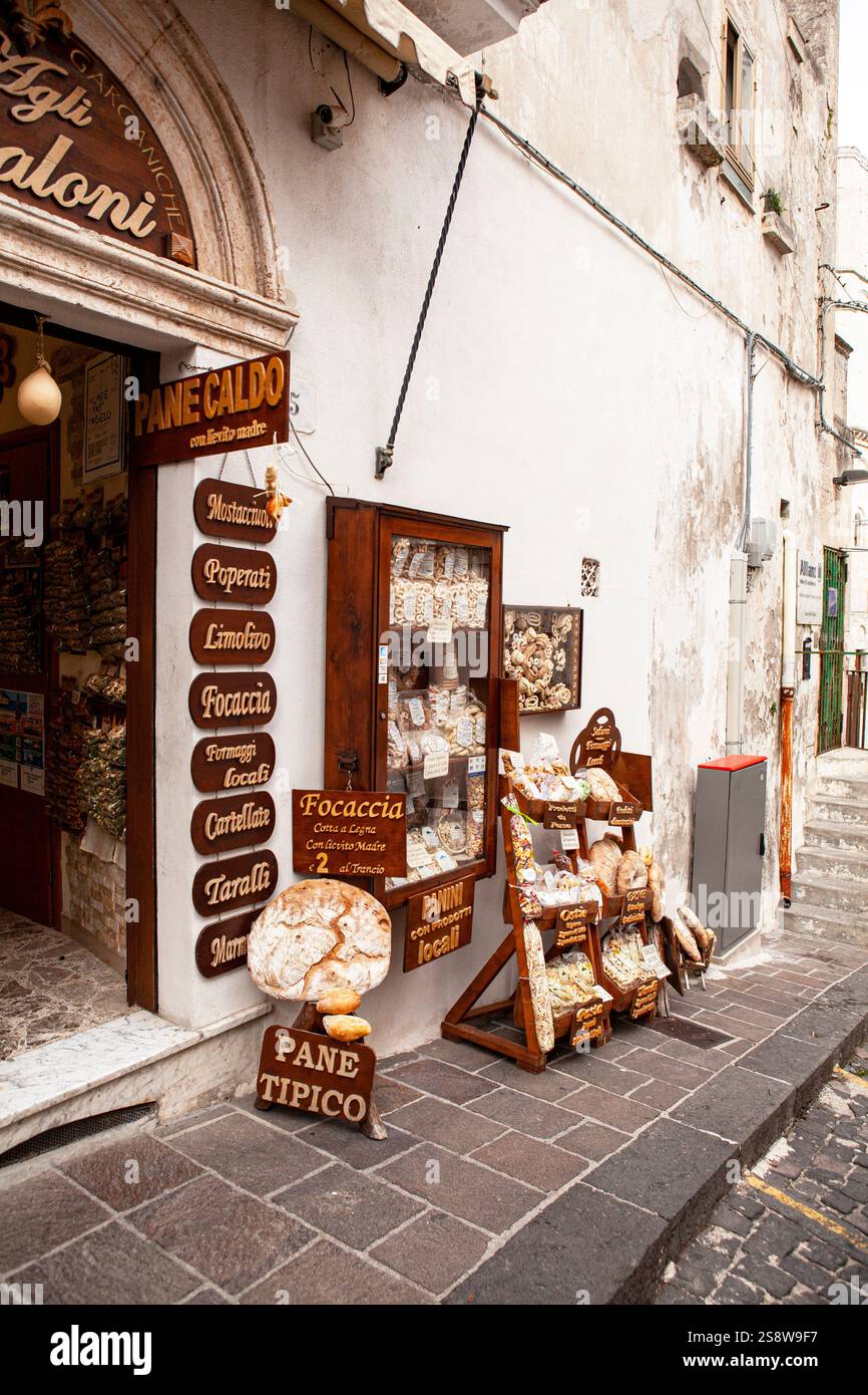 Monte Sa't Angelo, Apulien Italien – 26. September 2024: Monte Sant'Angelo, ein bezauberndes altes Pilgerziel in der Region Apulien in Italien. Stockfoto