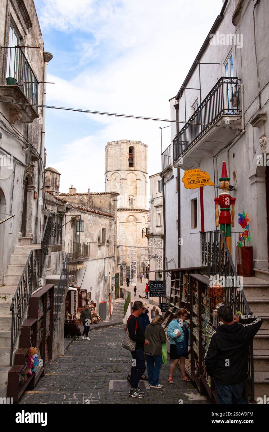 Monte Sa't Angelo, Apulien Italien – 26. September 2024: Monte Sant'Angelo, ein bezauberndes altes Pilgerziel in der Region Apulien in Italien. Stockfoto
