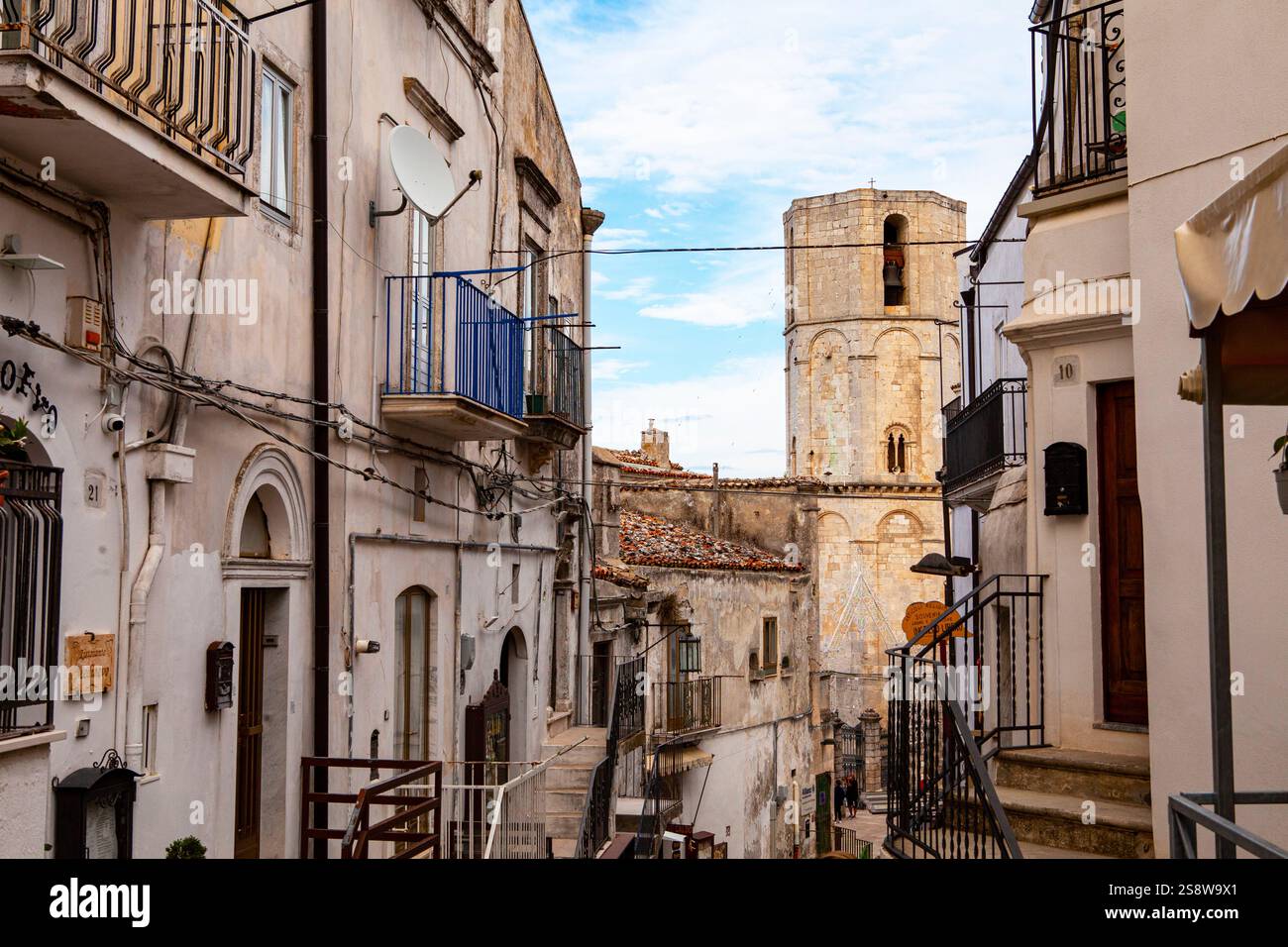 Monte Sa't Angelo, Apulien Italien – 26. September 2024: Monte Sant'Angelo, ein bezauberndes altes Pilgerziel in der Region Apulien in Italien. Stockfoto