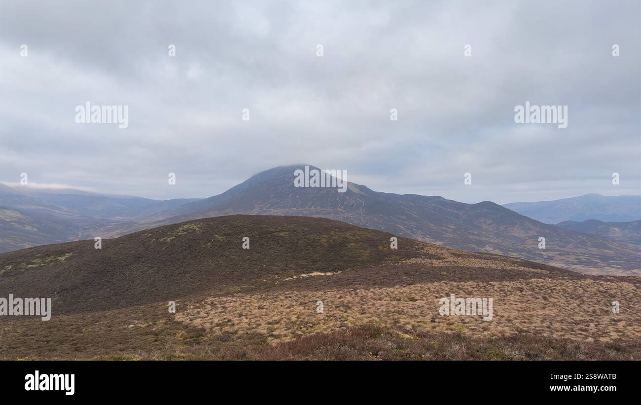 Schihallischer Berg. Ein Monro-Hügel in der Nähe von Glengoulandie. Blick auf die Landschaft vom Dun Coillich Hill in Perthshire, Schottland - Smartphone-aufgenommenes Stockfoto
