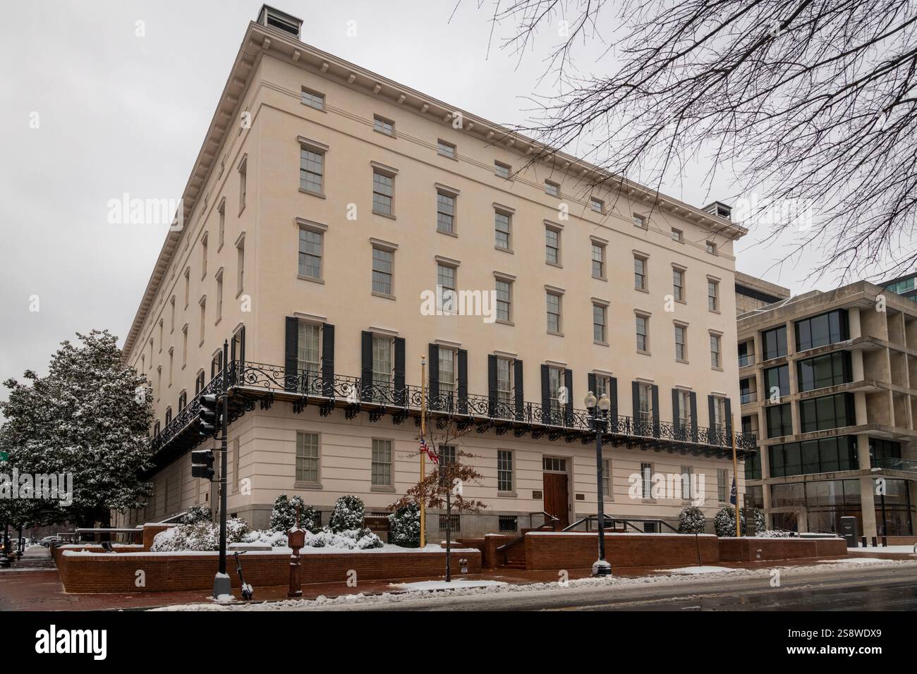 Büro des Handelsbeauftragten der Vereinigten Staaten an einem schneebedeckten Wintertag. Wickelgebäude. Stockfoto