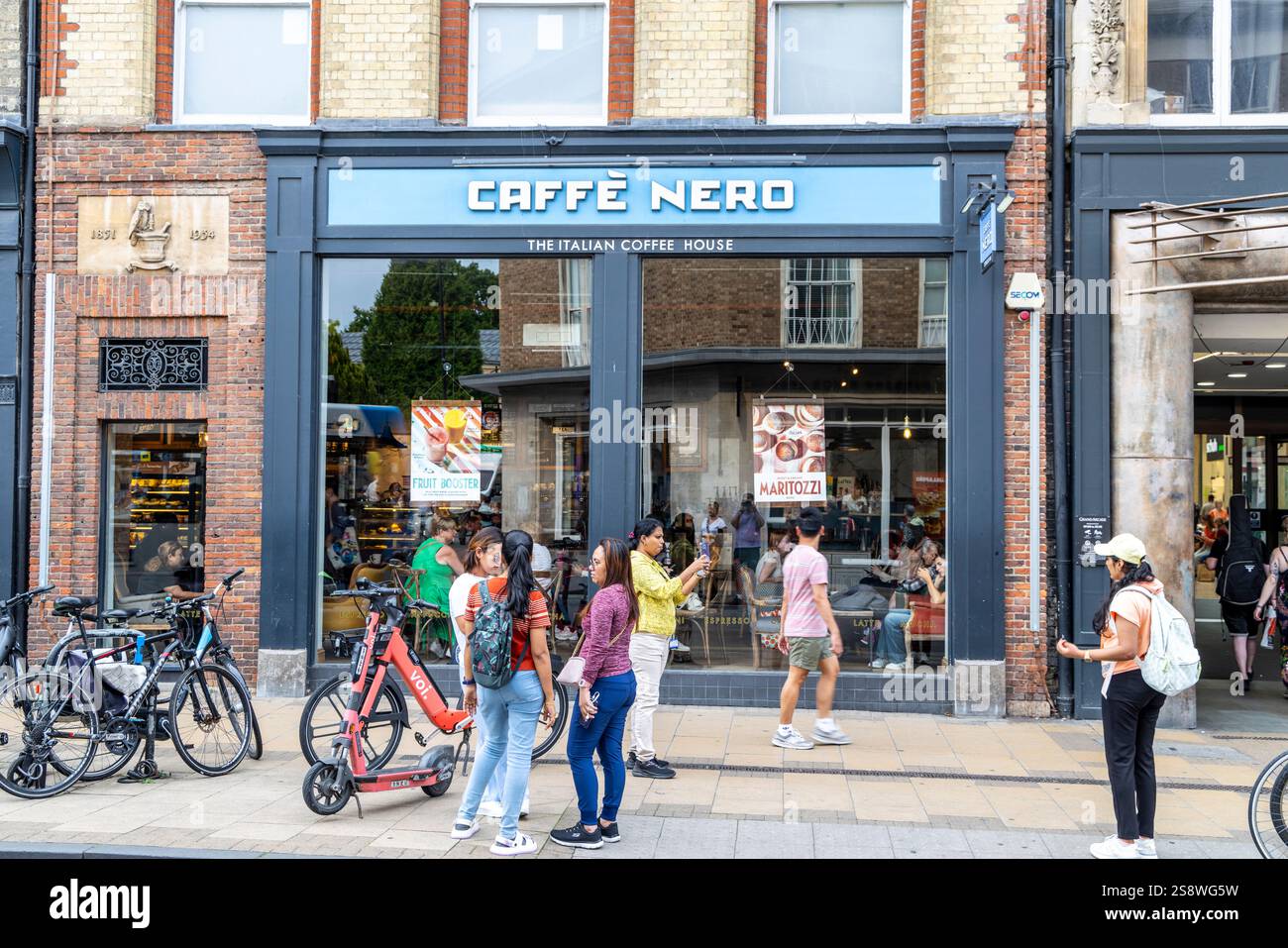 Stadtzentrum von Cambridge, England. Caffe Nero Food und Coffee Shop mit Leuten vor dem Café, England, UK, 2024 Stockfoto