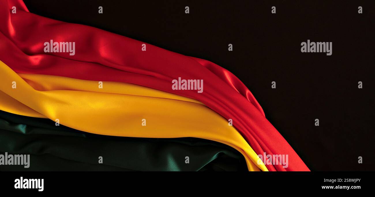 Hintergrund für schwarzen Monat. Rote, gelbe, grüne Farben Vorhänge, Seidenfahne auf schwarzem Hintergrund. Draufsicht Stockfoto