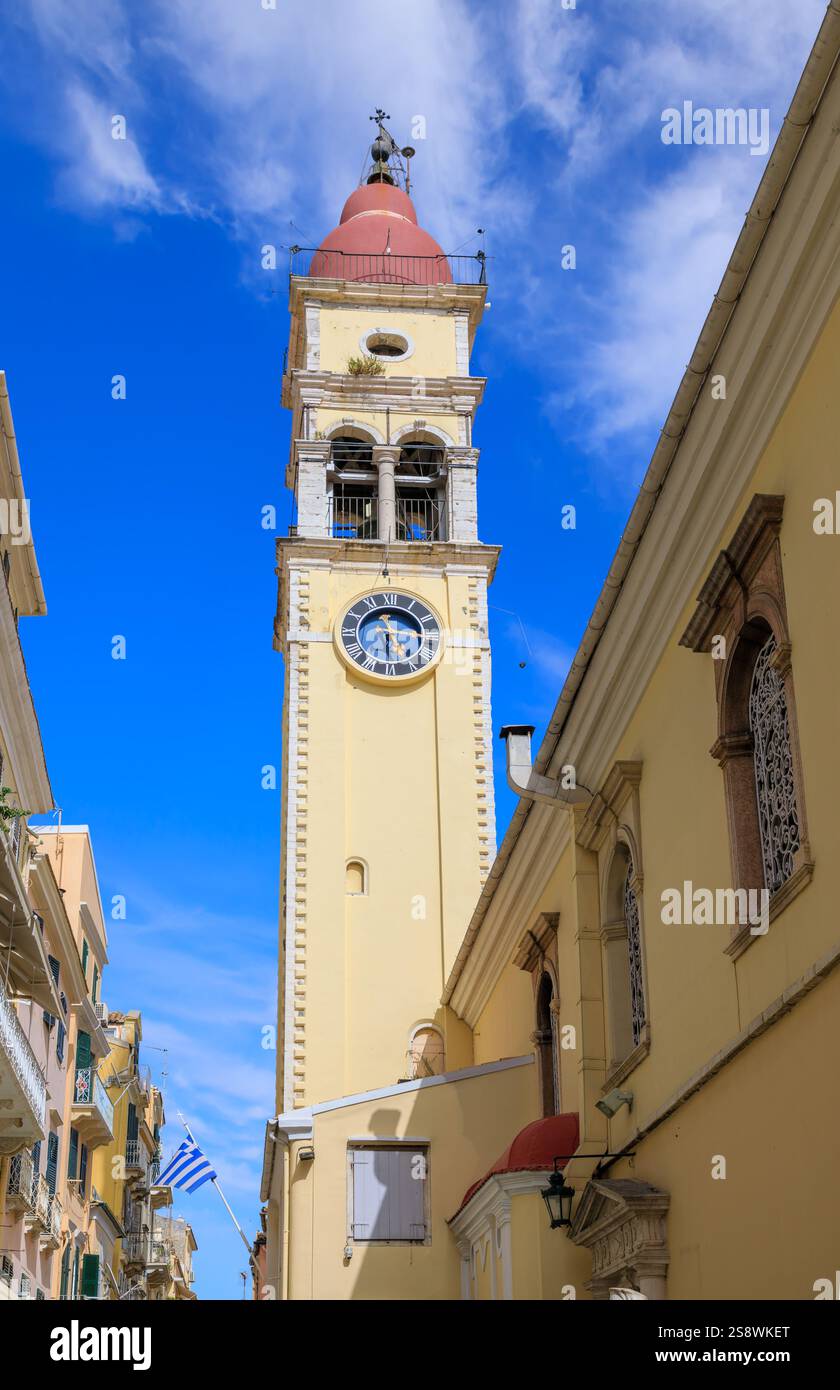 Blick auf den Glockenturm der Kirche Saint Spyridon in Korfu, Griechenland. Stockfoto