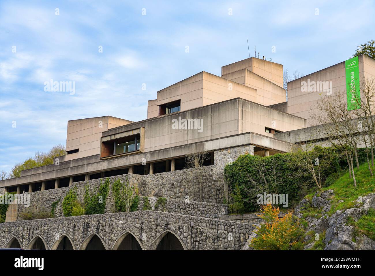 Wasseraufbereitungsanlage (Parketxea) von Gipuzkoa neben dem Heiligtum von Arantzazu, einem franziskanischen Heiligtum in der Nähe von Oñati im spanischen Basq Stockfoto