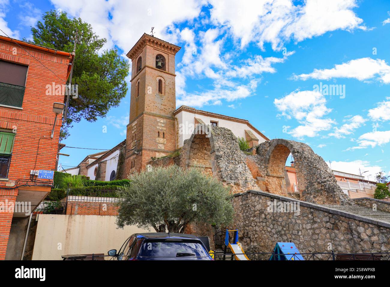 Pfarrkirche der Heiligen Maria von Alcazares hinter den Überresten des Kaliphators von Maqueda, einem spanischen Dorf von Castilla-La Mancha in der Nähe von Toledo Stockfoto