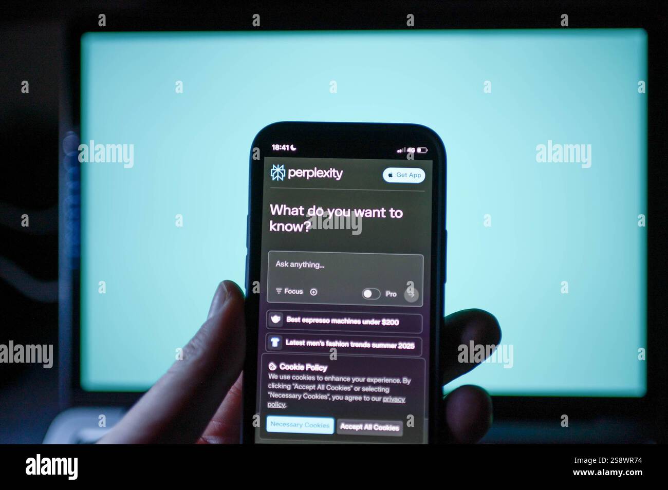In dieser Abbildung wird die Perplexity AI-Website auf einem Smartphone-Bildschirm angezeigt. Die AI-Startperplexität hat eine Assistenzfunktion für Android-Geräte gestartet. Stockfoto